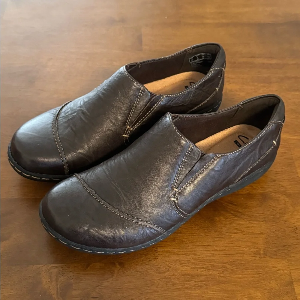 Clark’s Slip Ons Youth Medium Size 6M - Picture 2 of 4